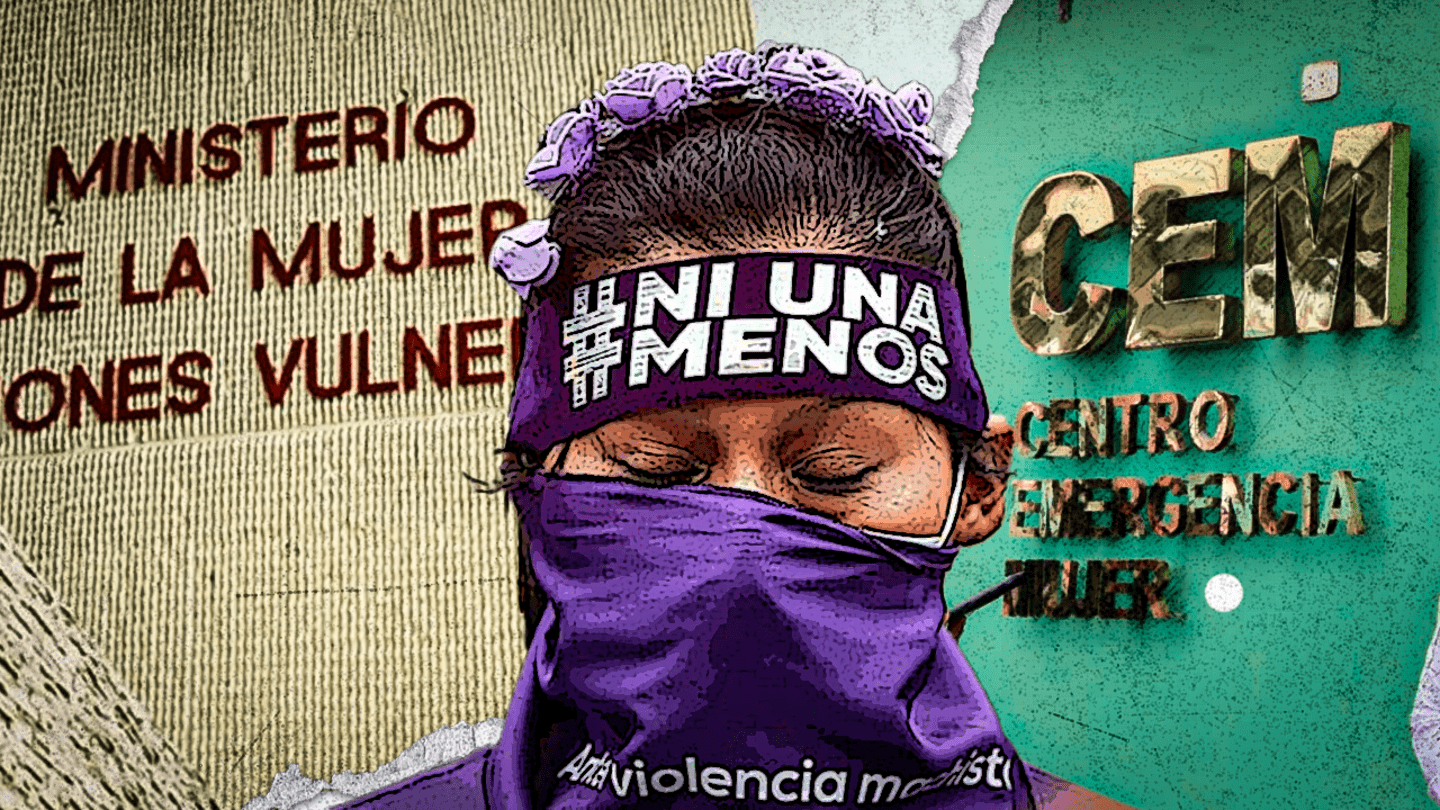 Mujer con vincha de ni una menos entre carteles del mimp y el cem
