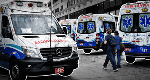 Ambulancias estacionadas en establecimiento de salud